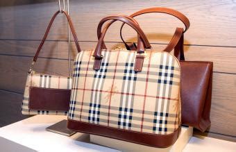 cinturino burberry falso|burberry handbags real.